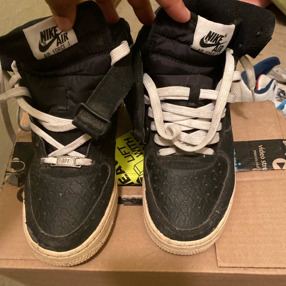 Nike sneakers for either men or woman
